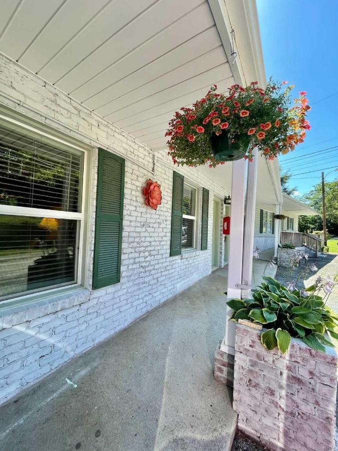 Geneva Hotel & Tiki Bar Chimney Rock Exterior photo