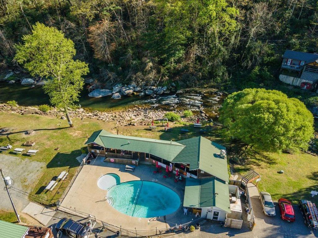 Geneva Hotel & Tiki Bar Chimney Rock Exterior photo